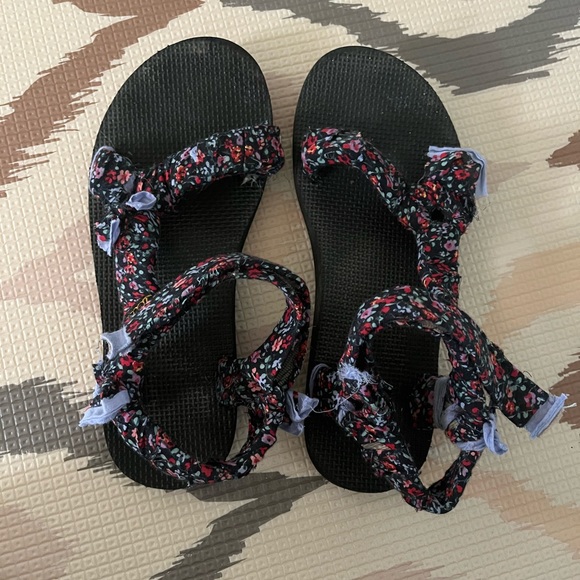 Teva Sandals in the Arizona Love Style - Picture 5 of 6